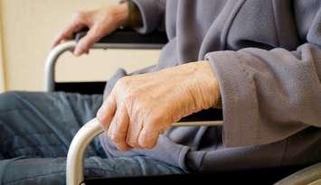 Elderly care.
(© Can Stock Photo / akiyoko)