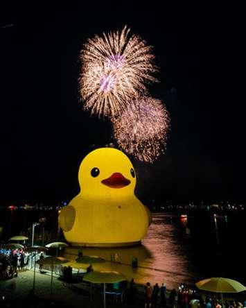 Canada Day July 1 fireworks from HTO Park at the Redpath Waterfront Festival with Mama Duck.  Photo by Jim Orgill (CNW Group/Water's Edge Festivals &amp; Events)
