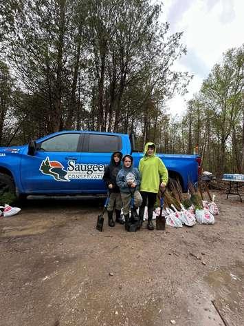  Wyatt, Austin and Easton Harrigan prepare to plant trees. They came prepared with their own shovels! Photo from SVCA