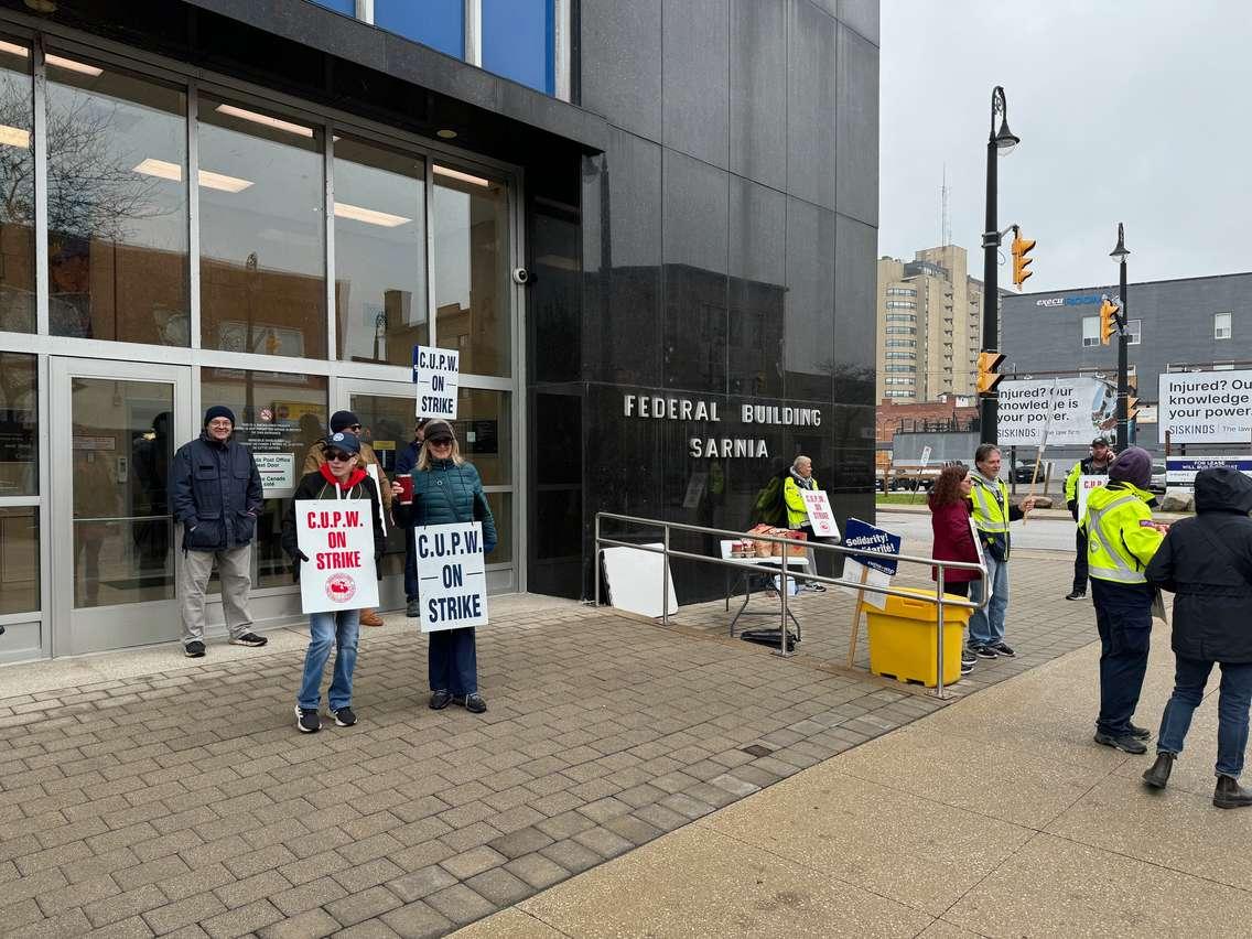 Canada Post on strike in Sarnia, Nov 15, 2024 (Photo by: Melanie Irwin/ Blackburn Media)