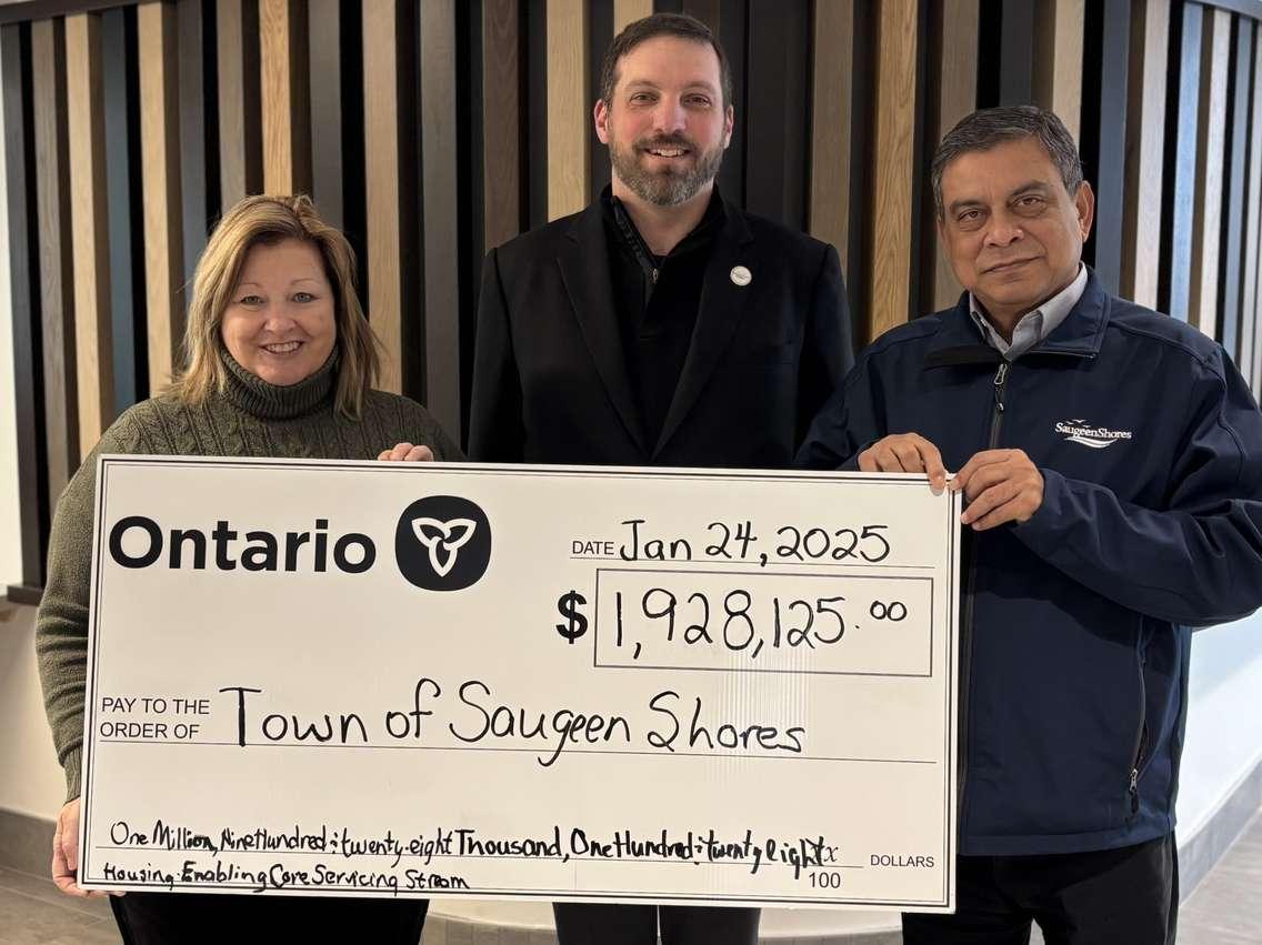 Lisa Thompson presents a cheque for the HECS funding to Saugeen Shores. Left to right: Huron-Bruce MPP Lisa Thompson, Mayor Luke Charbonneau, Ruhul Amin, Manager, Engineering Services