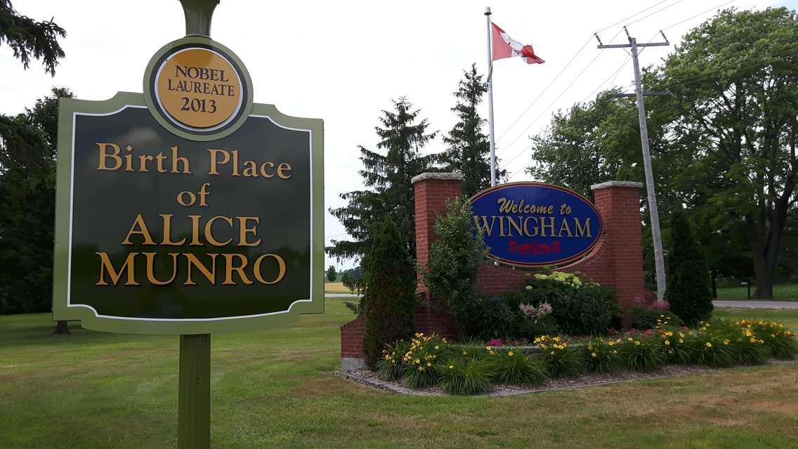 Alice Munro dedication sign next to the Welcome to Wingham sign located at North end of Wingham, ON. (Phot by Craig Power © 2016).