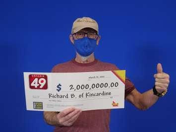 Richard Butler of Kincardine with his winning cheque from OLG. (Photo courtesy of OLG)