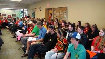 Supporters of O.S.C.V.I. pack a Bluewater School Board meeting. (Photo by Kirk Scott)