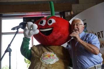 IPM 2108 official mascot Tobe Cobe Jr. joins local entertainer Ross Gladstone for a duet during an IPM information session at Chatham’s Sons of Kent Brewing Company, August 16, 2018. (Photo courtesy of the PM 2018 Media Committee)