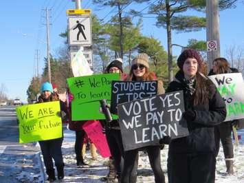 Fanshawe College students rally against class cancelling faculty strike, November 10, 2017. (Photo by Miranda Chant, Blackburn News)