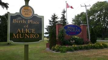 Alice Munro dedication sign next to the Welcome to Wingham sign located at North end of Wingham, ON. (Phot by Craig Power © 2016).